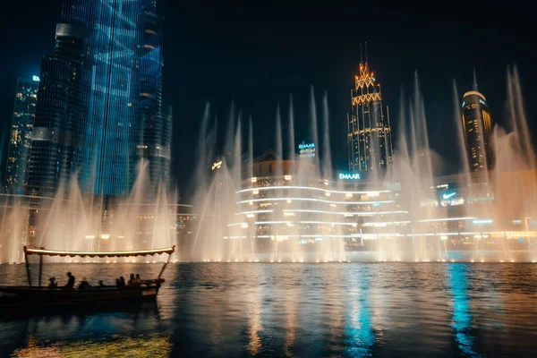 February 29, 2020 - Dubai, UAE - show fountain next to Burj Khalifa — Stock Photo, Image