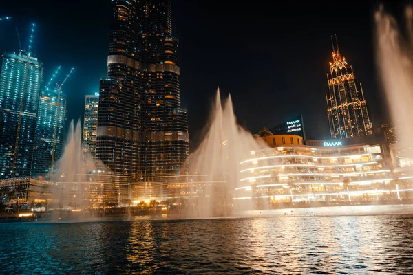 Február 29, 2020 - Dubai, Egyesült Arab Emírségek - show fountain mellett Burj Khalifa — Stock Fotó