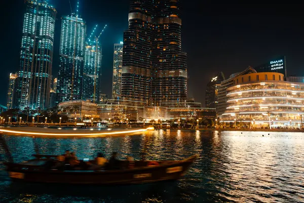 February 29, 2020 - Dubai, UAE - show fountain next to Burj Khalifa — Stock Photo, Image