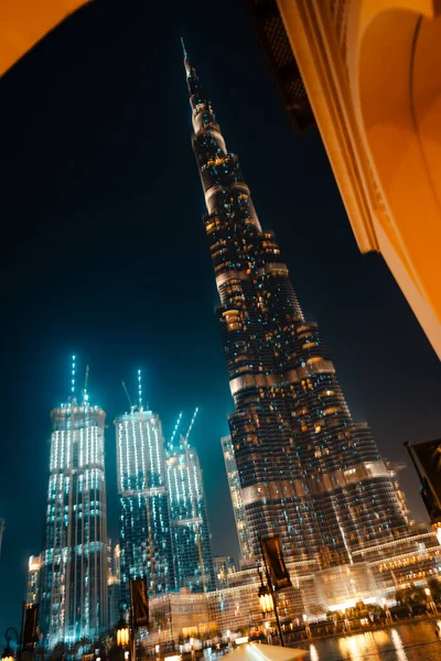 Február 29, 2020 - Dubai, Egyesült Arab Emírségek - show fountain mellett Burj Khalifa — Stock Fotó