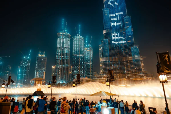 29 de fevereiro de 2020 - Dubai, Emirados Árabes Unidos - show fountain next to Burj Khalifa — Fotografia de Stock