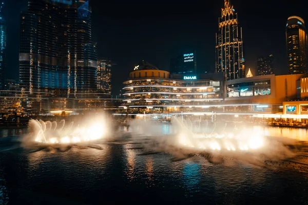 29 февраля 2020 - Дубай, ОАЭ - выставочный фонтан рядом с Бурдж Халифа — стоковое фото