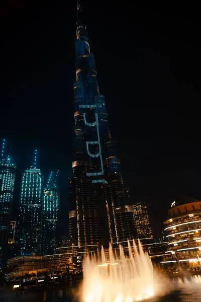 29 февраля 2020 - Дубай, ОАЭ - выставочный фонтан рядом с Бурдж Халифа — стоковое фото