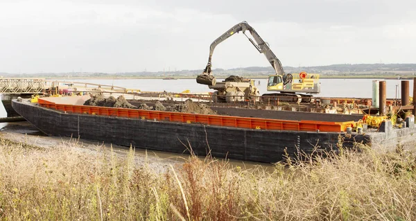 Excavadora descarga barcaza — Foto de Stock