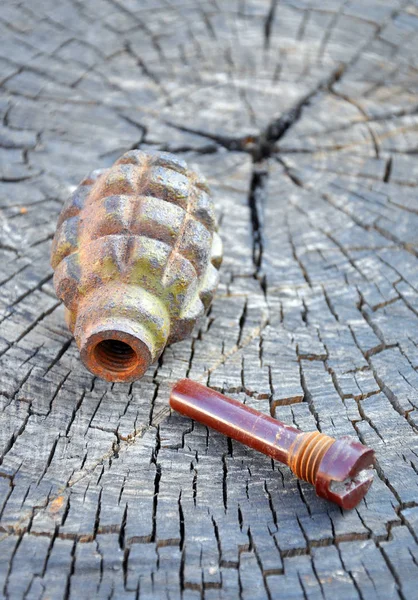 Old Hand Grenade na tle drewna — Zdjęcie stockowe