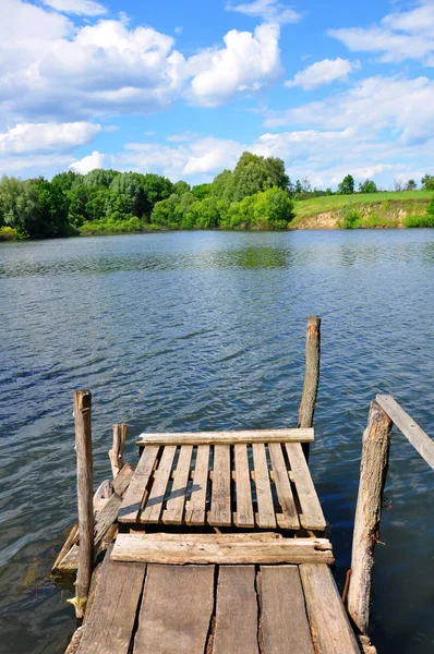 Małe drewniane molo, w pobliżu rzeki do projektowania — Zdjęcie stockowe