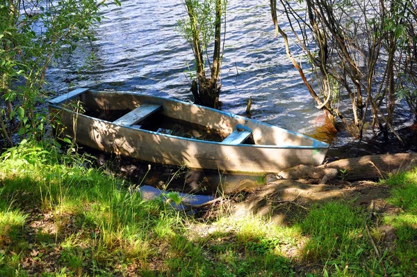 Nehir kıyısında bir teknede su ile — Stok fotoğraf