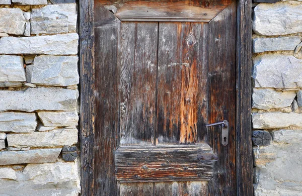 あなたのデザインのための古い石造りの建物の古い木製のドア — ストック写真