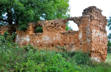 Eski bir binanın kalıntıları.