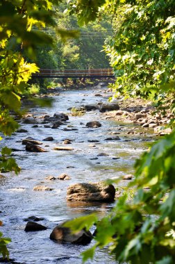 dağ nehir üzerinde asma köprü