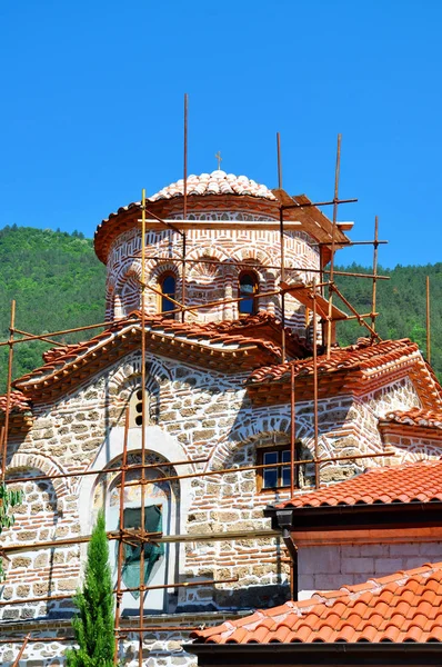 Igreja Ortodoxa Reconstrução Fundo Das Montanhas — Fotografia de Stock
