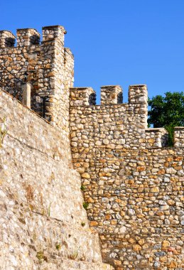 mavi bir gökyüzü arka plan üzerinde farklı bir duvar ile iki taş duvarlar