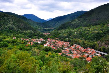 Bir dağ köyü çalışan karayolu