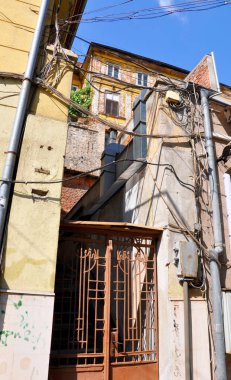 eski kapı dolaşık teller ile evleri arasında