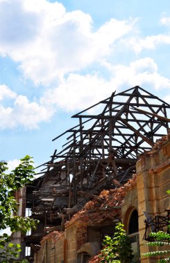 tuğla ve eski evin ahşap kalıntılar