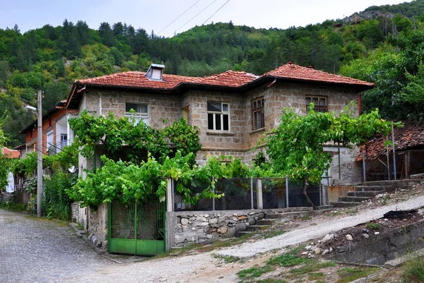 Rural Street Kirakva Régi Házak Háttérben Hegyek — Stock Fotó