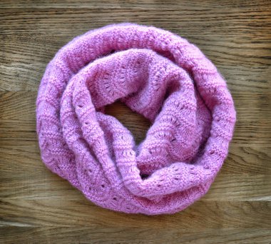 Sonbahar aksesuarları. Örme eşarp üstten görünüm ahşap arka plan üzerinde