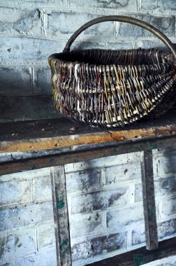 eski hasır sepet ayakta bir raf ahşap merdivenle yanındaki