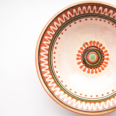 Etnik Slav kalıplarıyla boyanmış bir tabak.