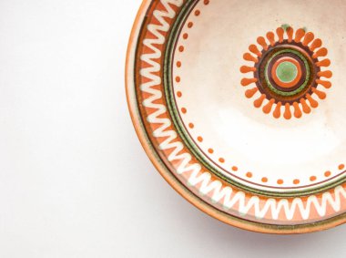 Etnik Slav kalıplarıyla boyanmış bir tabak.