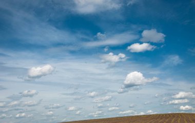 Mavi gökyüzünde güzel beyaz bulutlar dizaynınız için