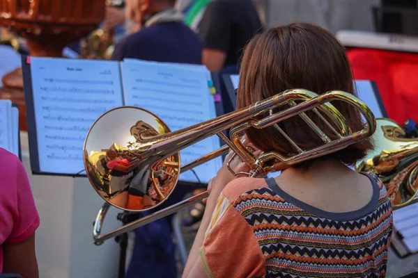 Donna Che Suona Trombone Orchestra — Foto Stock