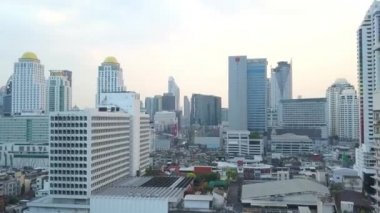 Bangkok şehir merkezinin havadan görüntüsü. Asya 'da gayrimenkul. Bangkok, Tayland üzerinde uçan finans bölgesi ve akıllı kentsel kentlerdeki iş merkezleri
