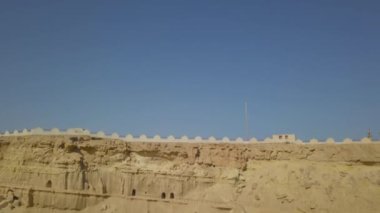 Khorbas Mağara Kompleksi, Keshm, İran 'ın güney kıyısında yer almaktadır. İnsansız hava aracı uzaktan yavaş yavaş panoramik video çeker. Kayalardaki mağaraları, çitleri, ağaçları görebilirsin..