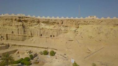 Khorbas Mağara Kompleksi, Keshm, İran 'ın güney kıyısında yer almaktadır. İnsansız hava aracı, panoramik videoyu yavaş yavaş uzaklardan hedeflere doğru uçurur. Kayalardaki mağaraları, çitleri, ağaçları görebilirsin..