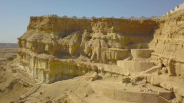 Khorbas Mağara Kompleksi, Keshm, İran 'ın güney kıyısında yer almaktadır. İnsansız hava aracı, panoramik videoyu yavaş yavaş şehrin simgesine kadar uçurur. Kayalardaki mağaraları, çitleri görebilirsin..