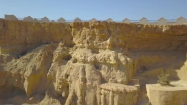 Khorbas Mağara kompleksi Keshm, İran 'ın güney kıyısında yer almaktadır. İnsansız hava aracı, tarihi bir yerden uçan bir video çeker. Kayalardaki mağaraları, çitleri görebilirsin.. 