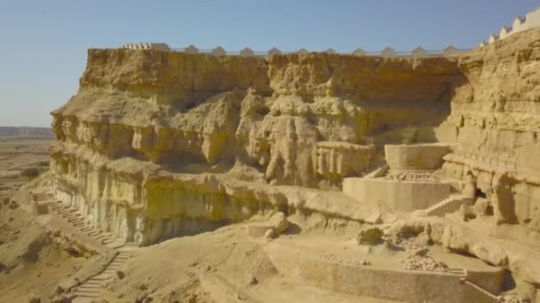 霍巴斯洞穴综合体坐落在伊朗凯什姆岛的南部海岸 无人驾驶飞机使全景视频从遥远的地方缓缓地飞向地标 你可以看到岩石上的洞穴 — 图库视频影像