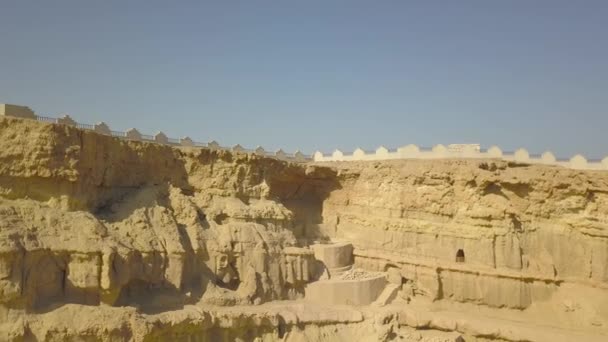 ホルバス洞窟複合体は イランのケシュム島の南海岸に位置し ドローンはランドマークの周りを飛行するビデオを作ります 岩の洞窟や柵が見えます — ストック動画