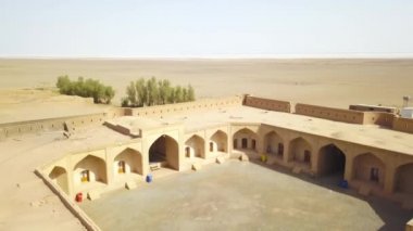 Maranjab Çölü 'nün Kervanı. Avrupa ve Çin arasındaki İpek Yolu 'nun yolu buydu. Drone binanın üzerinde yavaşça uçuyor. Çatıda, avluda, odaların girişlerinde görünür..