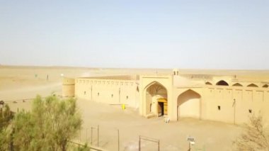İran 'da çöldeki Maranjab Caravanserai Safevi hanedanlığı döneminde inşa edilen en büyük yerlerden biridir. Drone girişe doğru uçuyor. Çatıda, avluda, odaların girişlerinde görünür..