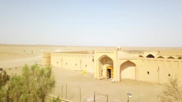 伊朗沙漠中的Maranjab Caravanserai是萨法维王朝时期建造的最多建筑之一 无人机飞向入口 房间入口都看得见 — 图库视频影像