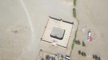 İran 'da çöldeki Maranjab Caravanserai Safevi hanedanlığı döneminde inşa edilen en büyük yerlerden biridir. Binanın ve çölün panoramik üst manzarası. Çatıdan, avludan, yoldan görülebilir..