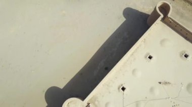 İran 'da çöldeki Maranjab Caravanserai Safevi hanedanlığı döneminde inşa edilen en büyük yerlerden biridir. Drone binanın çatısında uçuyor ve videoyu paylaşıyor. Çatıda, avluda, odaların girişlerinde görünür..