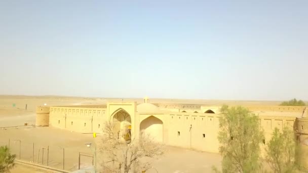 伊朗沙漠中的Maranjab Caravanserai是萨法维王朝时期建造的最多建筑之一 一架无人驾驶飞机从侧翼绕着大楼飞行 房间入口都看得见 — 图库视频影像