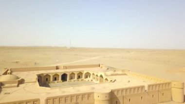 İran 'da çöldeki Maranjab Caravanserai Safevi hanedanlığı döneminde inşa edilen en büyük yerlerden biridir. Karavanın yan tarafındaki panoramik üst manzara. Çatıda, avluda, odaların girişlerinde görünür..