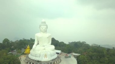 Tayland. Yukarıdan panoramik manzara. Phuket 'in Büyük Buda' sı adadaki en önemli ve saygı duyulan simgelerden biridir. Drone yavaşça tapınağa yaklaşıyor..