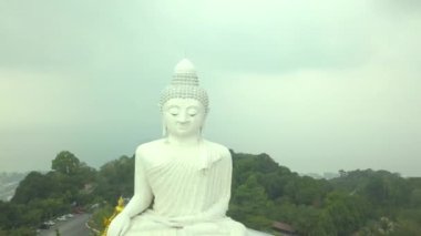 Tayland. Yukarıdan panoramik manzara. Phuket 'in Büyük Buda' sı adadaki en önemli ve saygı duyulan simgelerden biridir. Drone tapınaktan uzaklaşıyor..