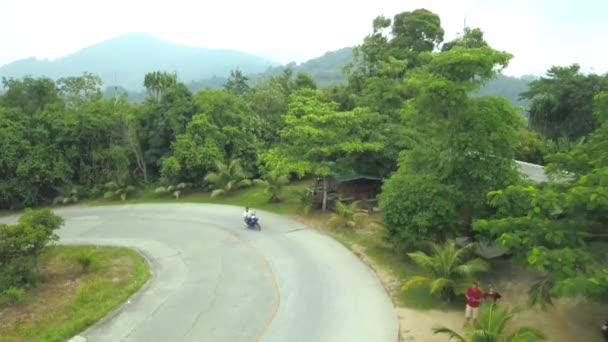 タイ王国プーケットのジャングルのパノラマのトップビュー ロボットや森やヤシの木や道路が動いているのを見ることができます — ストック動画