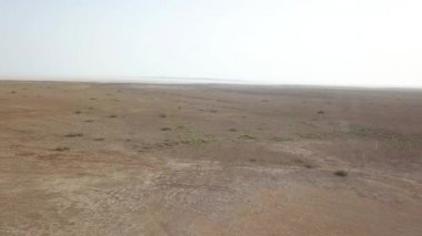 Maranjob Çölü 'nün panoramik manzarası. Bir İHA kumların ve kumulların üzerinden uçuyor. Kumda ve Namak Gölü 'nde görülebilir tuz