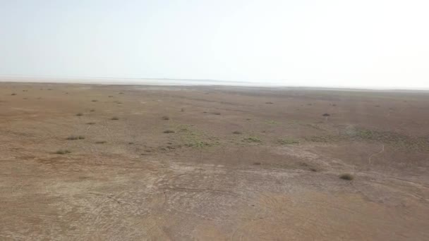马兰布尔沙漠的全景全景 一架无人驾驶飞机飞过沙滩和沙丘 在沙地上和纳马克湖远处可见的盐 — 图库视频影像