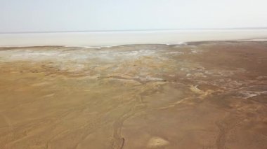 Maranjob Çölü 'nün panoramik manzarası. Bir İHA kumların ve kumulların üzerinden uçuyor. Kumda görünür tuz ve Namak Gölü 'nde tuz.