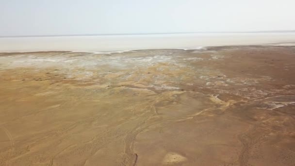 马兰布尔沙漠的全景全景 一架无人驾驶飞机飞过沙滩和沙丘 沙上可见的盐和纳马克湖中的盐 — 图库视频影像