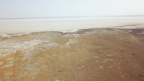 马兰布尔沙漠的全景全景 无人机慢慢接近纳马克湖沙地上可见的盐 车轮痕迹和骆驼痕迹 — 图库视频影像