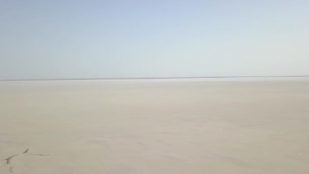 Vista Panorâmica Deserto Maranjob Drone Desce Lentamente Para Lago Sal — Vídeo de Stock