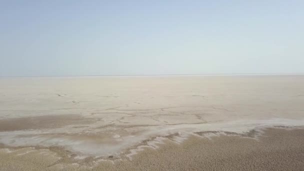 Panorâmica Bela Vista Superior Deserto Maranjob Drone Lentamente Afasta Lago — Vídeo de Stock